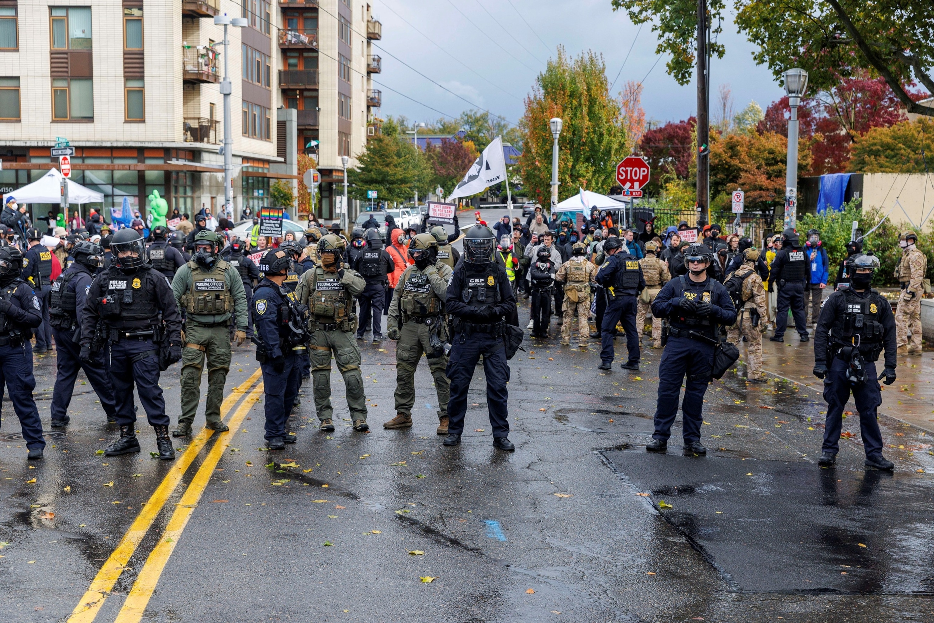 FOTO: Personas participan en una protesta organizada por Portland Contra Deportaciones en las instalaciones de ICE en Portland