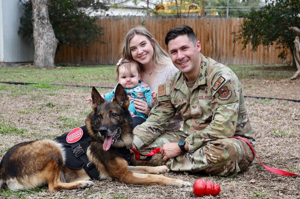 Retired military working dog reunites with former handler after 2 years(02)