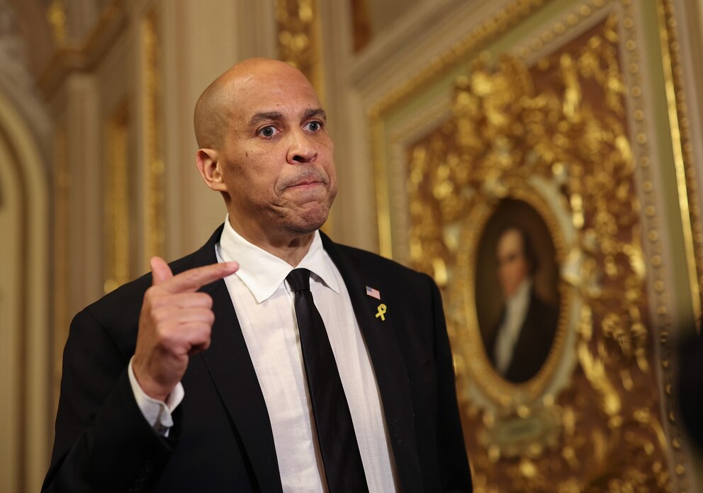 PHOTO: Sen. Booker Delivers Record Setting Floor Speech Protesting Trump