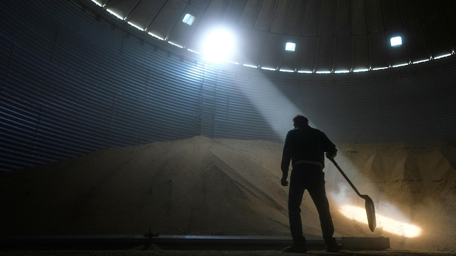 Midwest soybean farmers are squeezed further by tariffs, Iran war