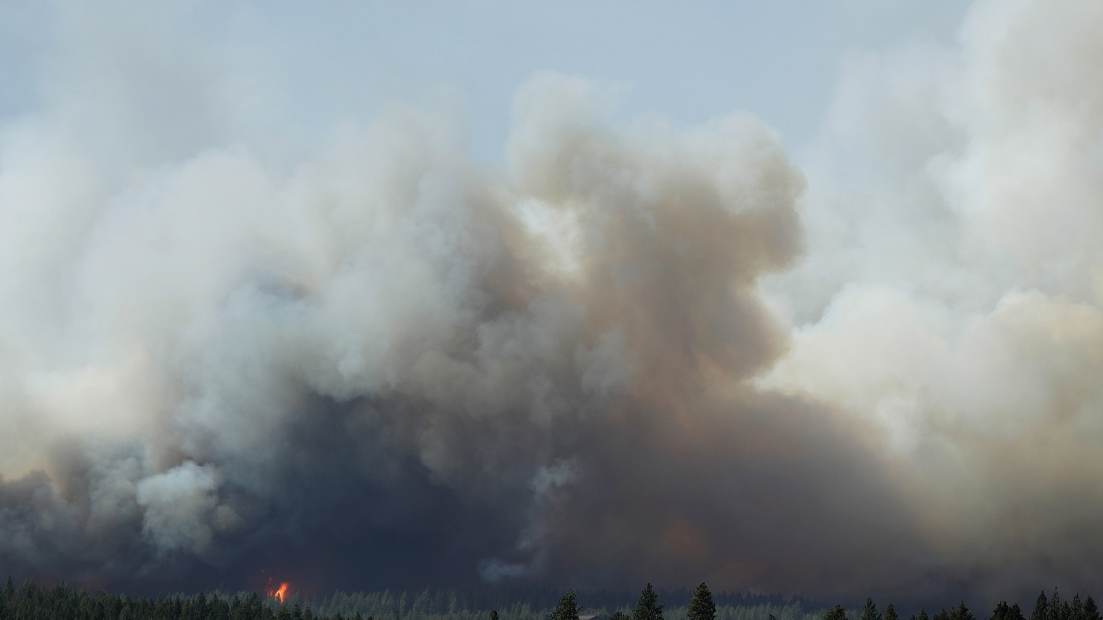 A fast-moving wildfire outside Spokane, Washington, burned more than 2,000 acres and sparked evacuations on Saturday, according to local authorities. <https://t