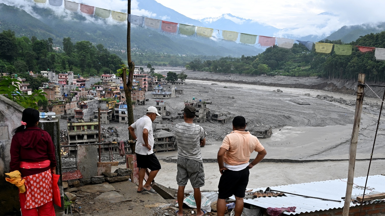 The death toll from last week's flash flooding disaster in the Nepal-Tibet border region rose to at least 919 people as of Monday.
