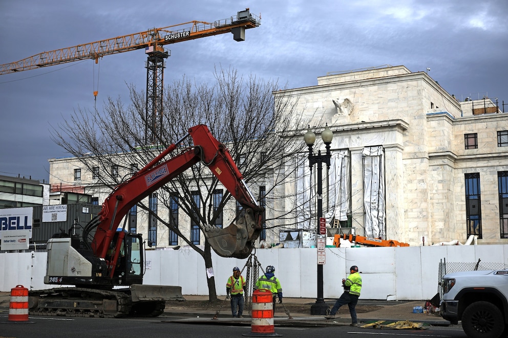 PHOTO: Workers are seen at the Federal Reserve renovation site on Jan. 14, 2026, in Washington, D.C.