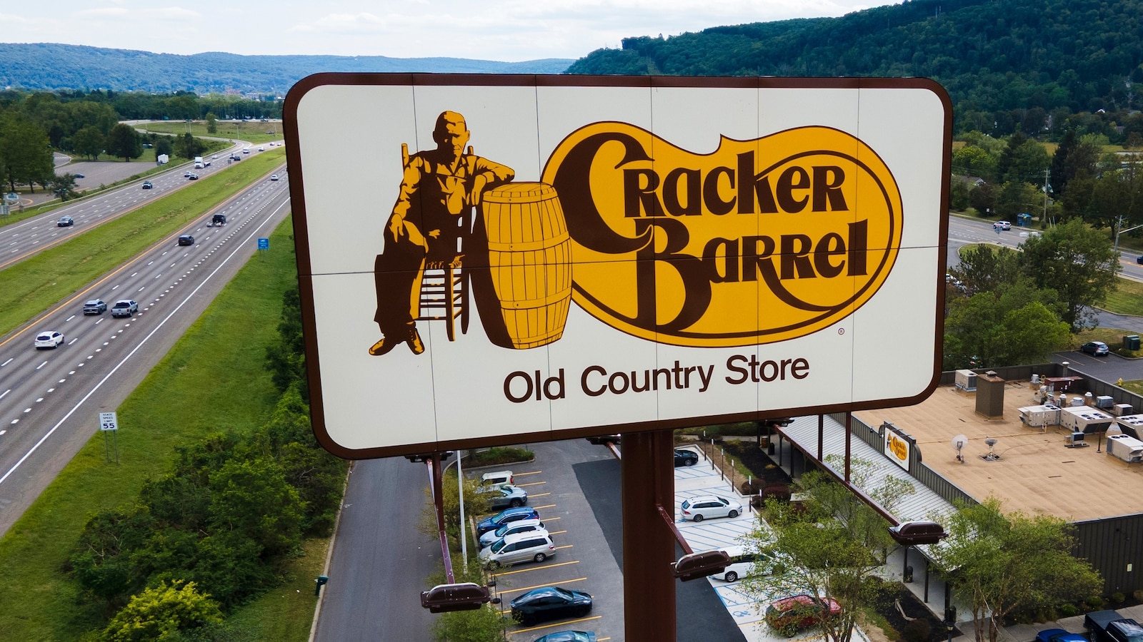  Cracker Barrel CEO Julie Masino to step down