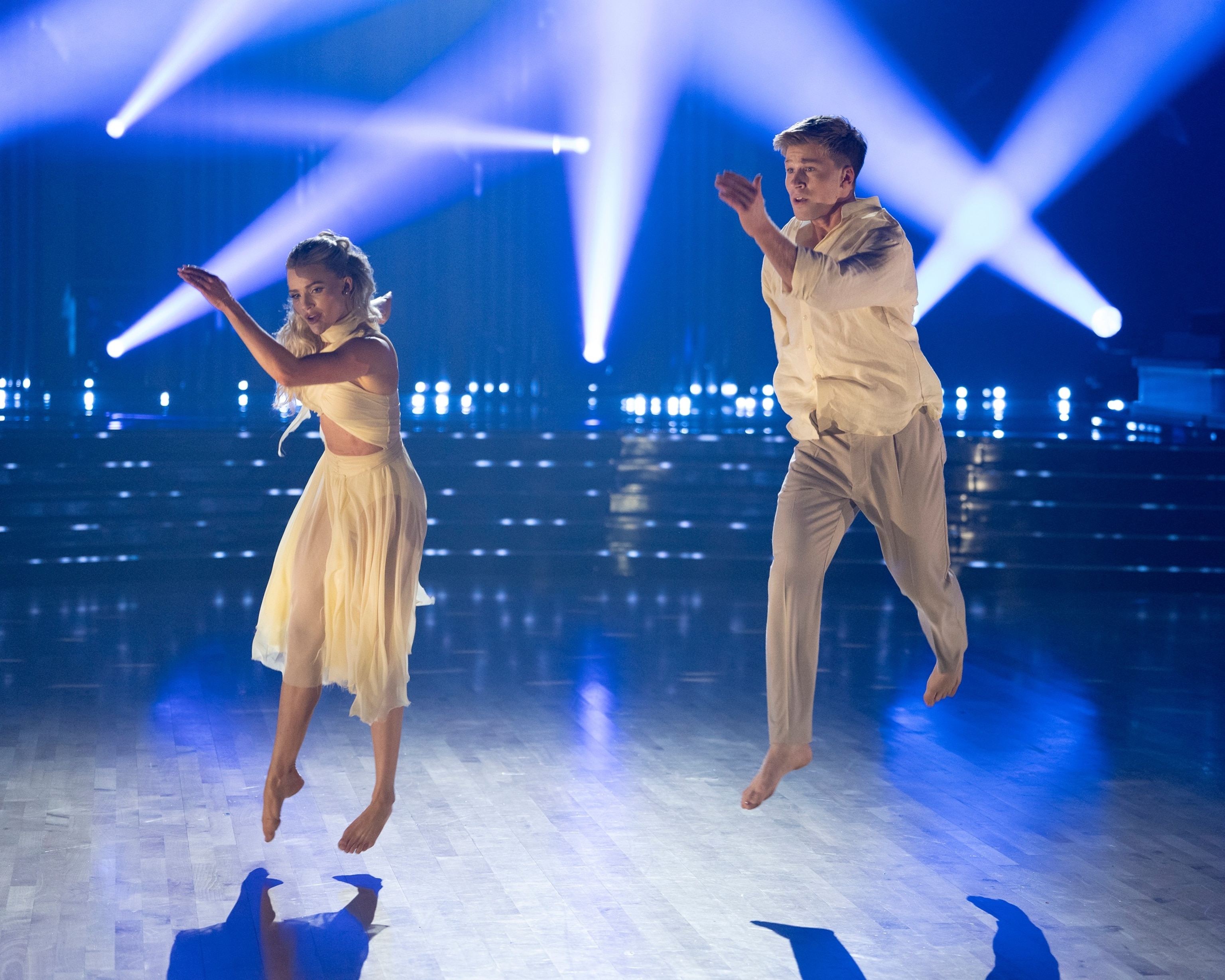 Robert Irwin shares emotional moment with mom Terri Irwin on 'DWTS' - ABC  News