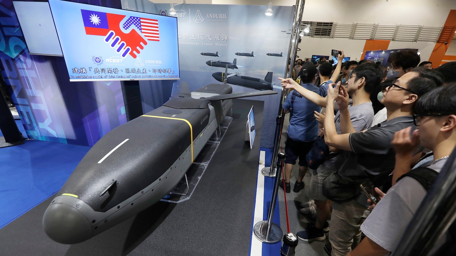 Китай санкционира 20 американски отбранителни компании и 10 ръководители