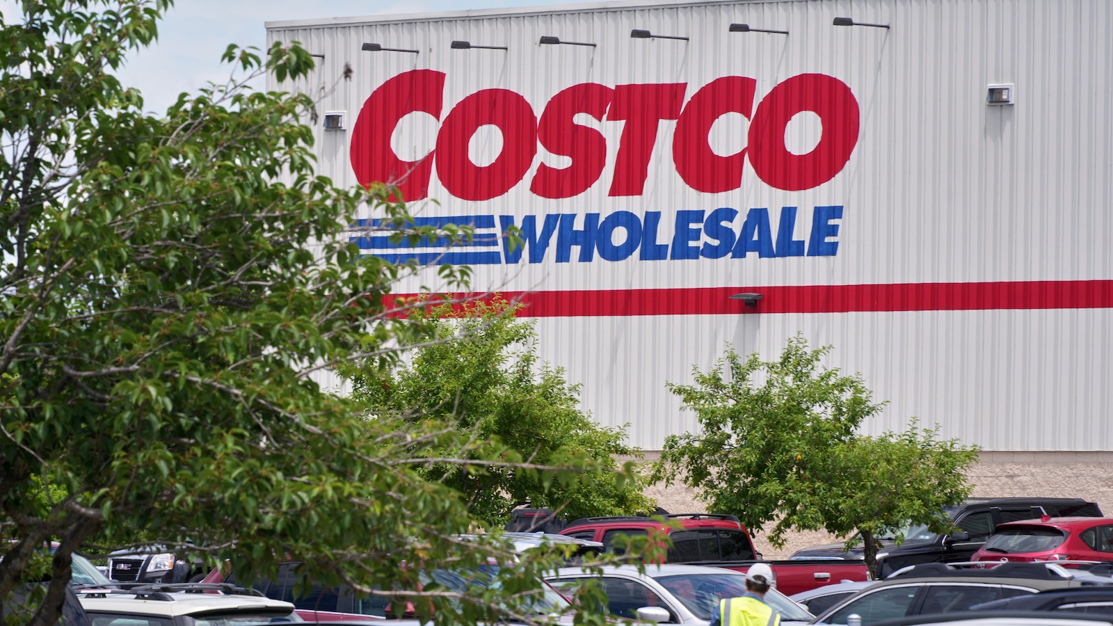 Costco said Thursday it's partnering with DoorDash to offer delivery from its U.S. warehouse stores. Read more: