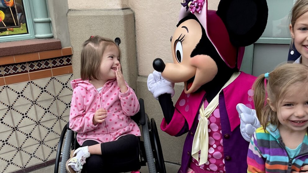 Video Minnie Mouse uses sign language to communicate with little girl