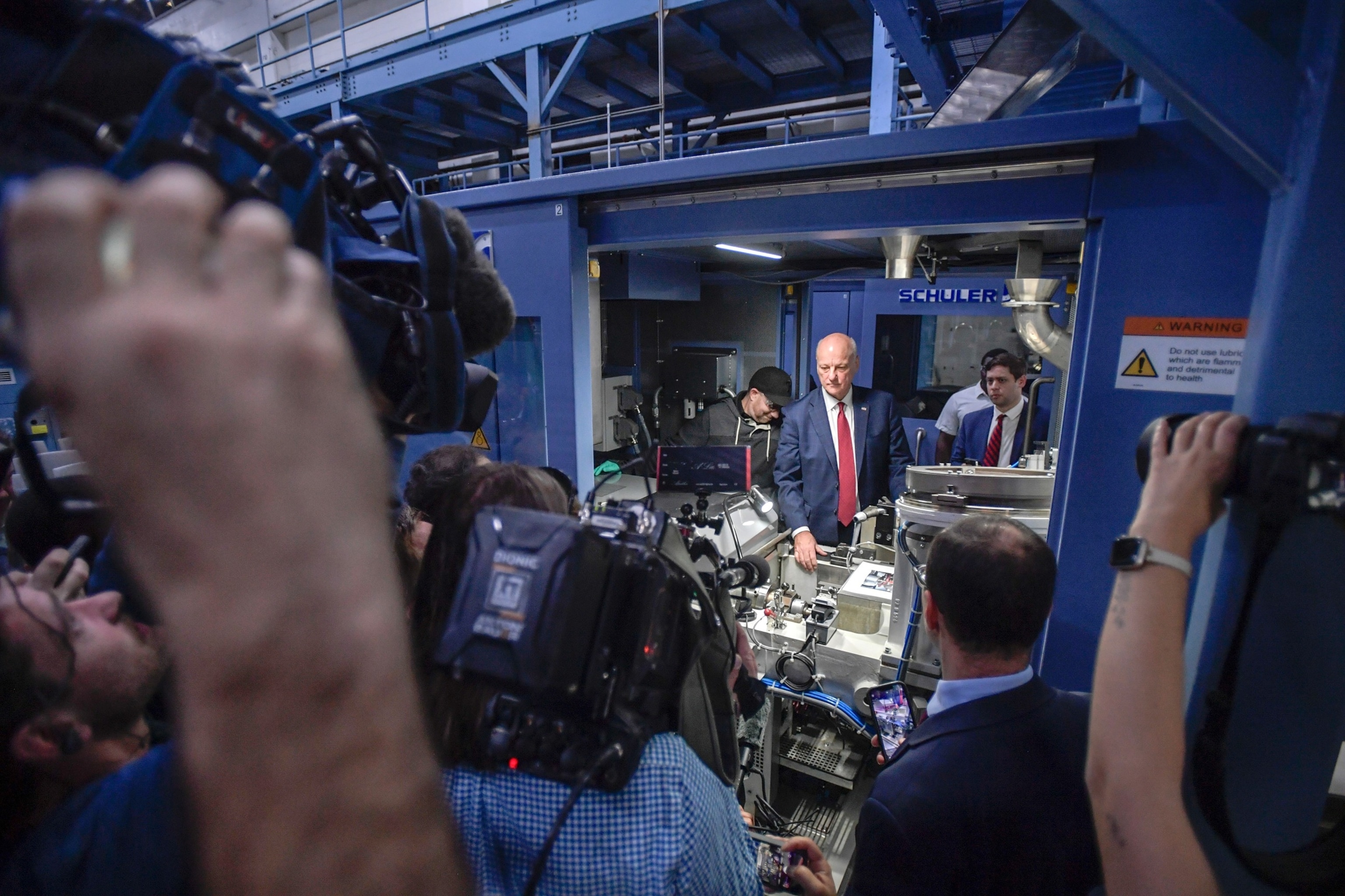 Foto: O tesoureiro dos EUA, Brandon Beach, carimba o último centavo na Casa da Moeda dos EUA em 12 de novembro de 2025, na Filadélfia.