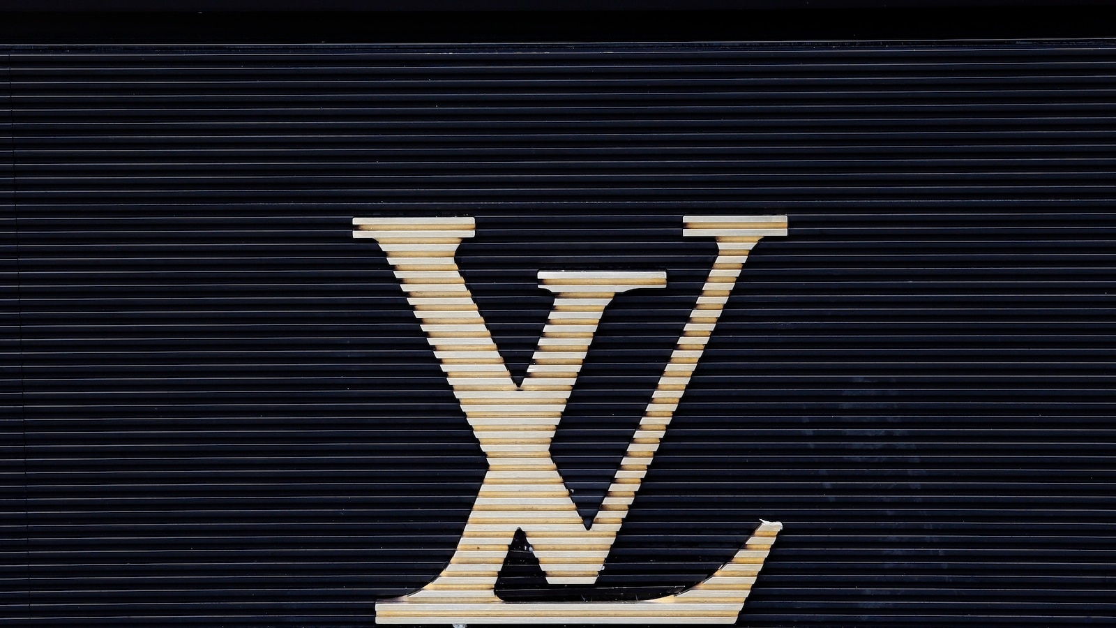 Холандският бизнес на Louis Vuitton се съгласи да плати 500