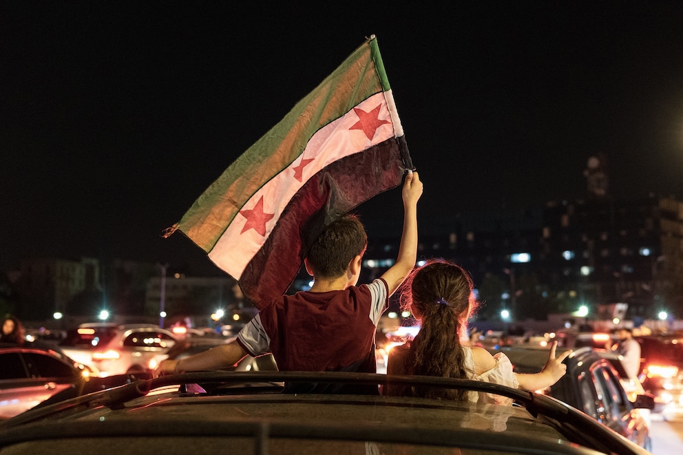 PHOTO: Syrians welcome Trump's decision to lift sanctions