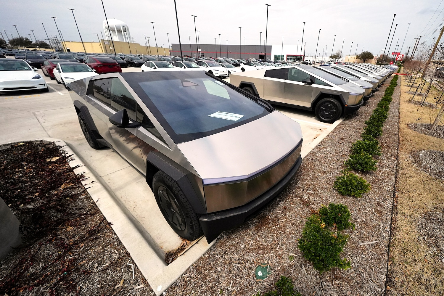 Tesla board members, executive sell off over $100 million of stock in  recent weeks - ABC News