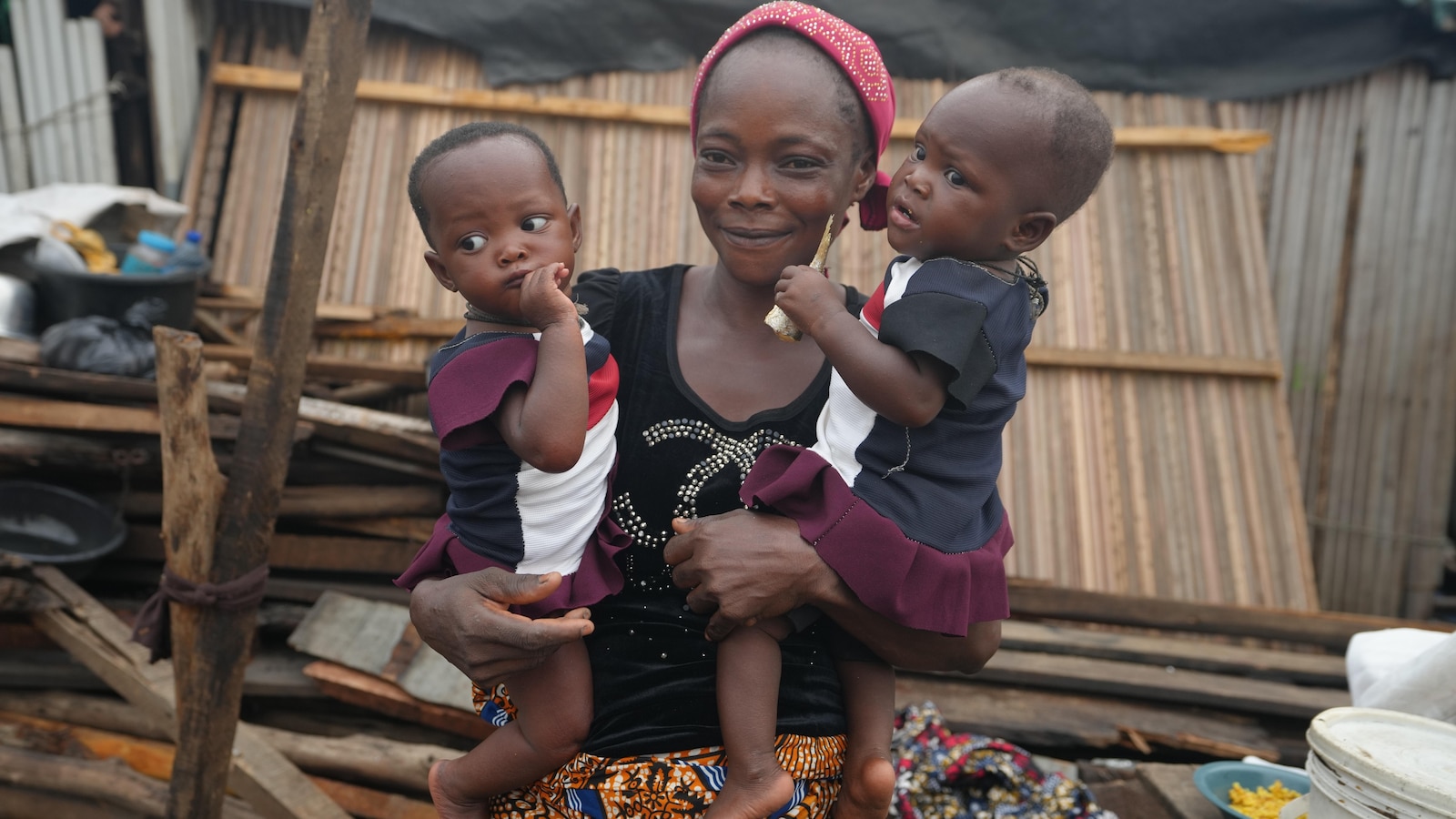 Масовите изселвания в Лагос изселват хиляди, включително бебета близнаци, които сега живеят в кану