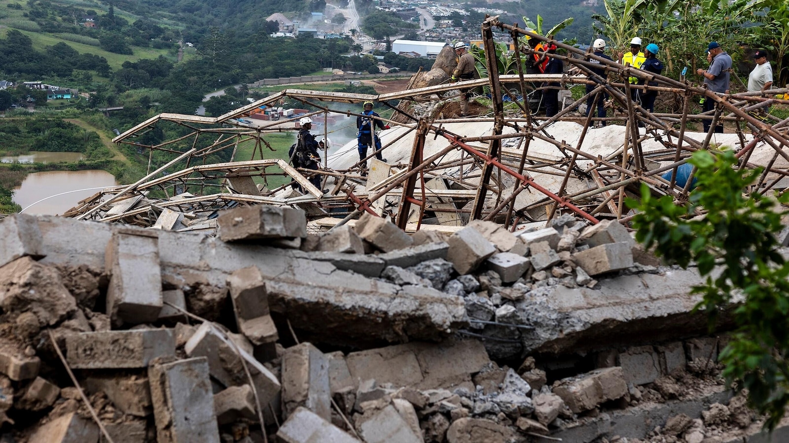 Броят на загиналите от срутването на сграда на хиндуистки храм
