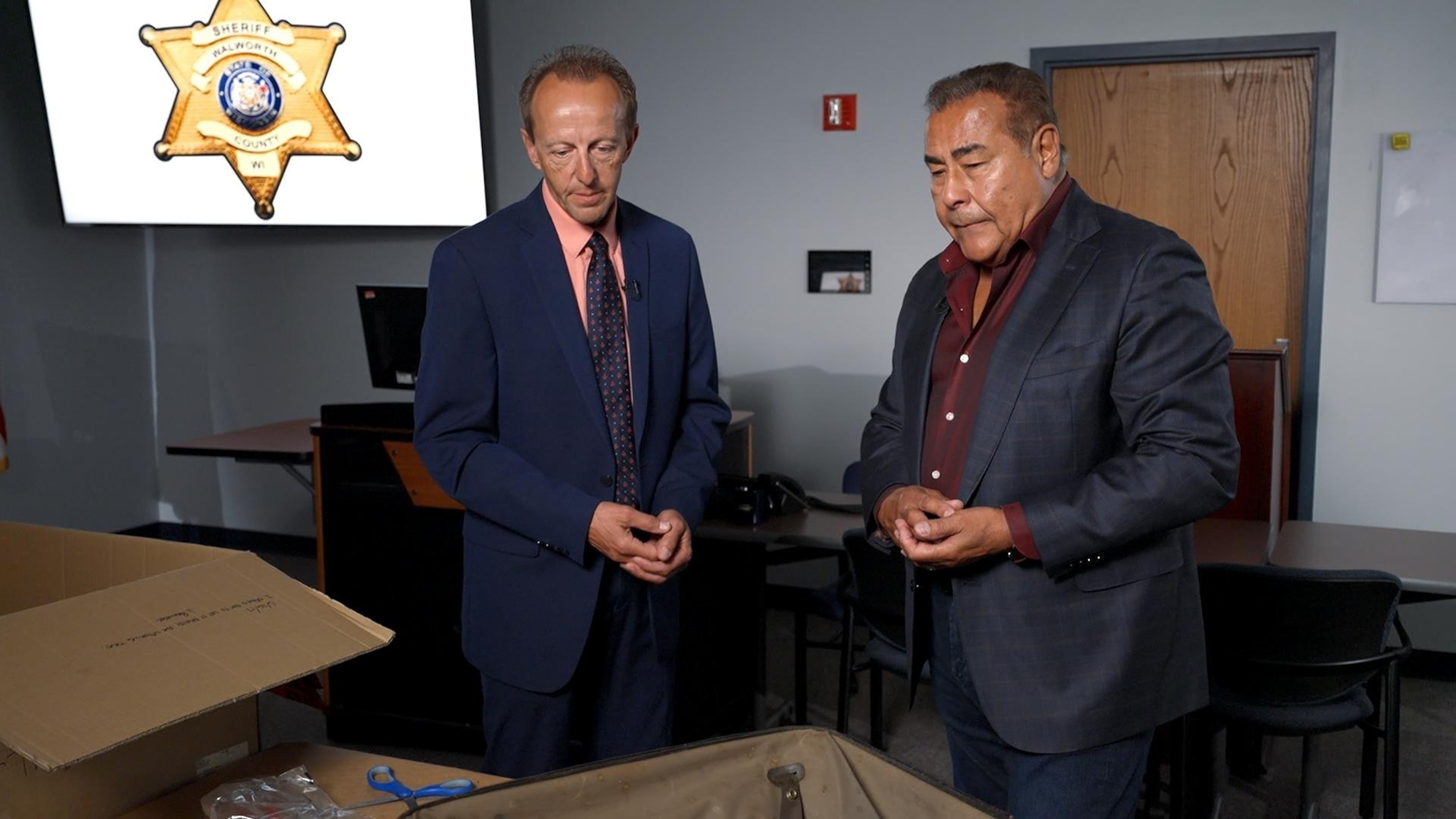 PHOTO: Walworth County Sheriff's Office Detective Jeff Recknagel and "20/20" correspondent John Quiñones discuss the case involving two women found dead in suitcases.