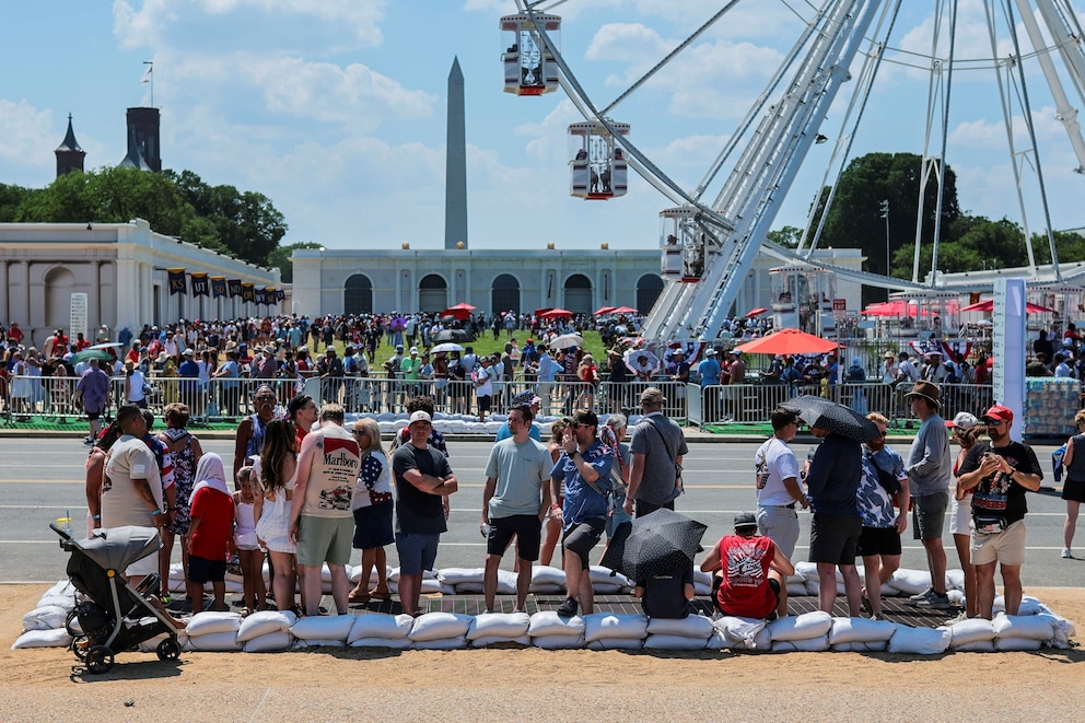 PHOTO: People brave heat to mark the 250th anniversary of U.S. independence, in Washington