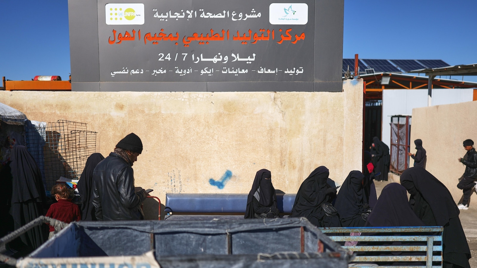 مخيم سوري سيء السمعة يُزعم أنه مرتبط بعائلة من تنظيم الدولة الإسلامية يفرغ مع مغادرة القافلة الأخيرة