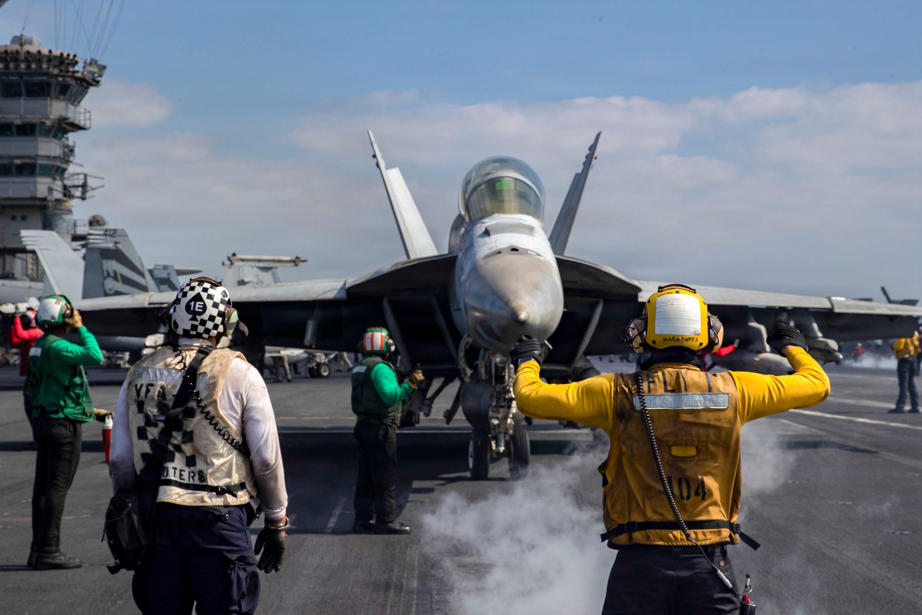 FOTO: Un F/A-18F Super Hornet del Strike Fighter Squadron 41 se prepara para despegar desde la cubierta de vuelo del portaaviones clase Nimitz USS Abraham Lincoln en apoyo de la Operación Epic Fury, el 3 de marzo de 2026. 