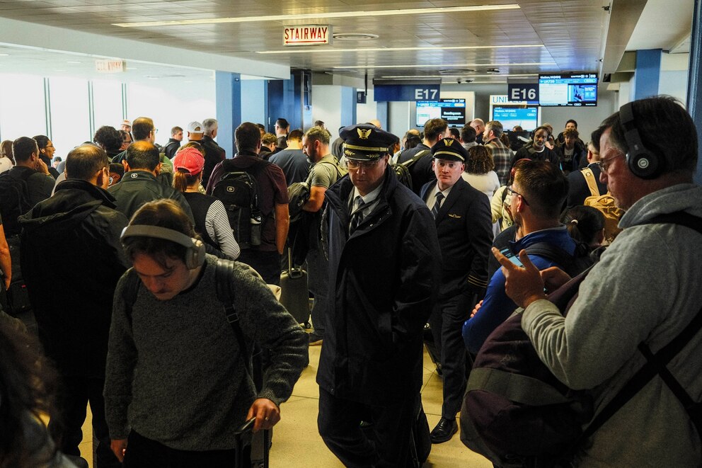PHOTO: Travelers face delays at Chicago's O'Hare as FAA measures take hold more than a month into U.S. government shutdown