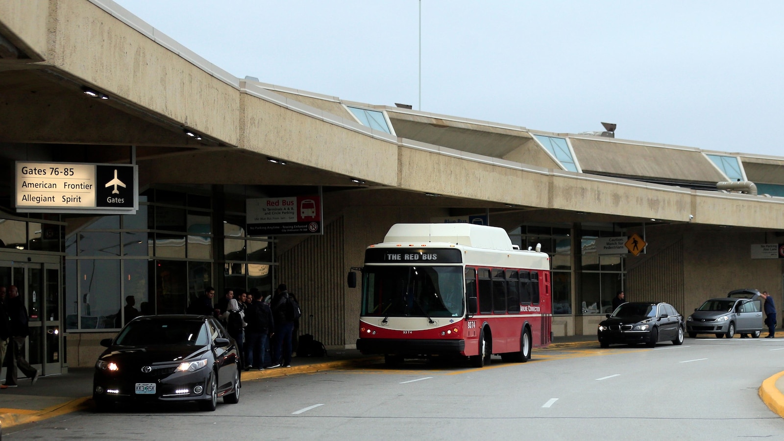 संभावित खतरे की जांच के बाद निकासी के कुछ घंटों बाद कैनसस सिटी हवाई अड्डा फिर से खुल गया