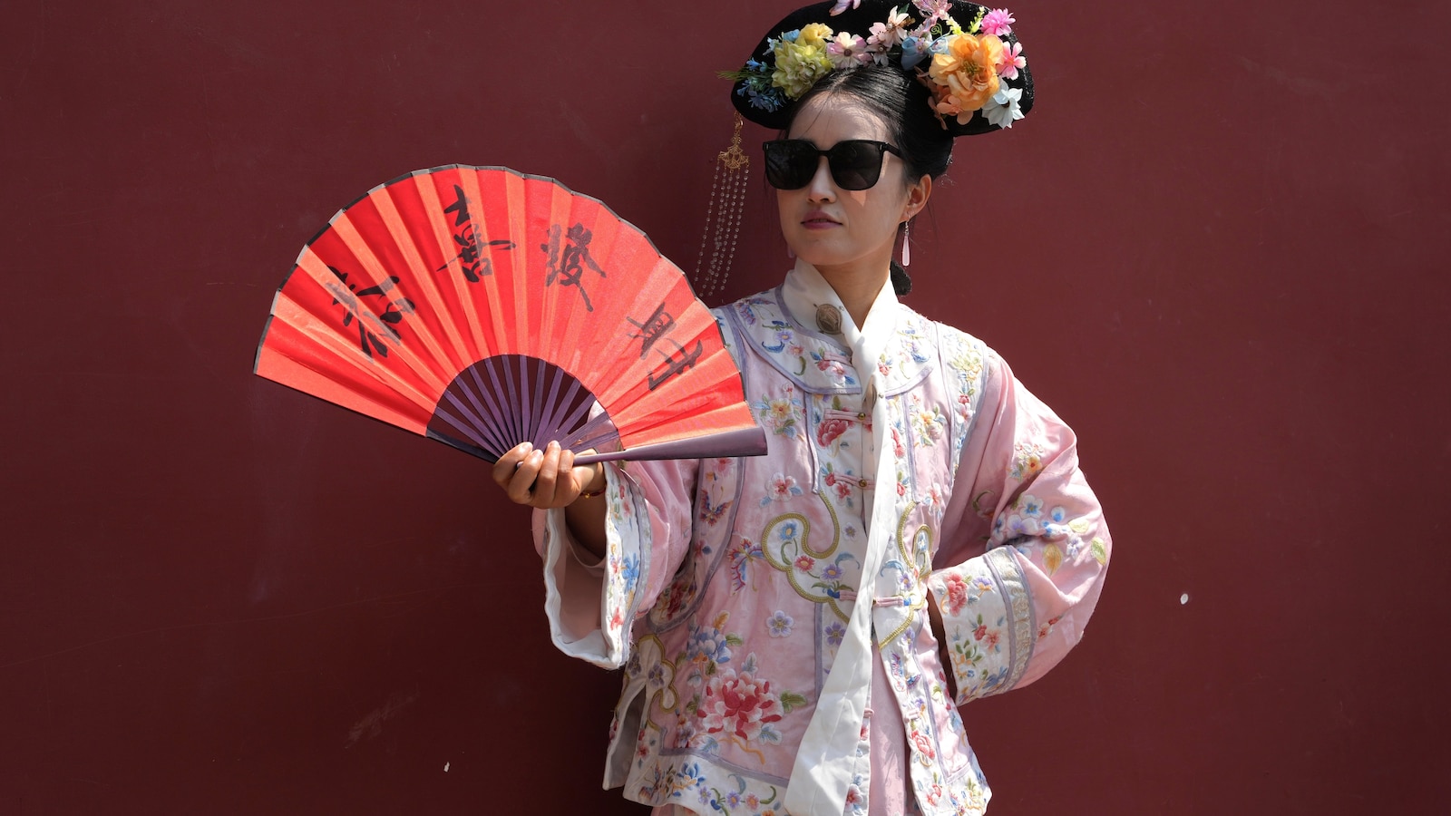 Dressing visitors in ancient China's imperial splendor is booming in Beijing