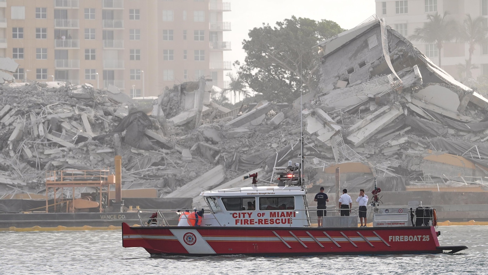  A 23-story hotel in exclusive Miami locale vanishes in seconds with implosion