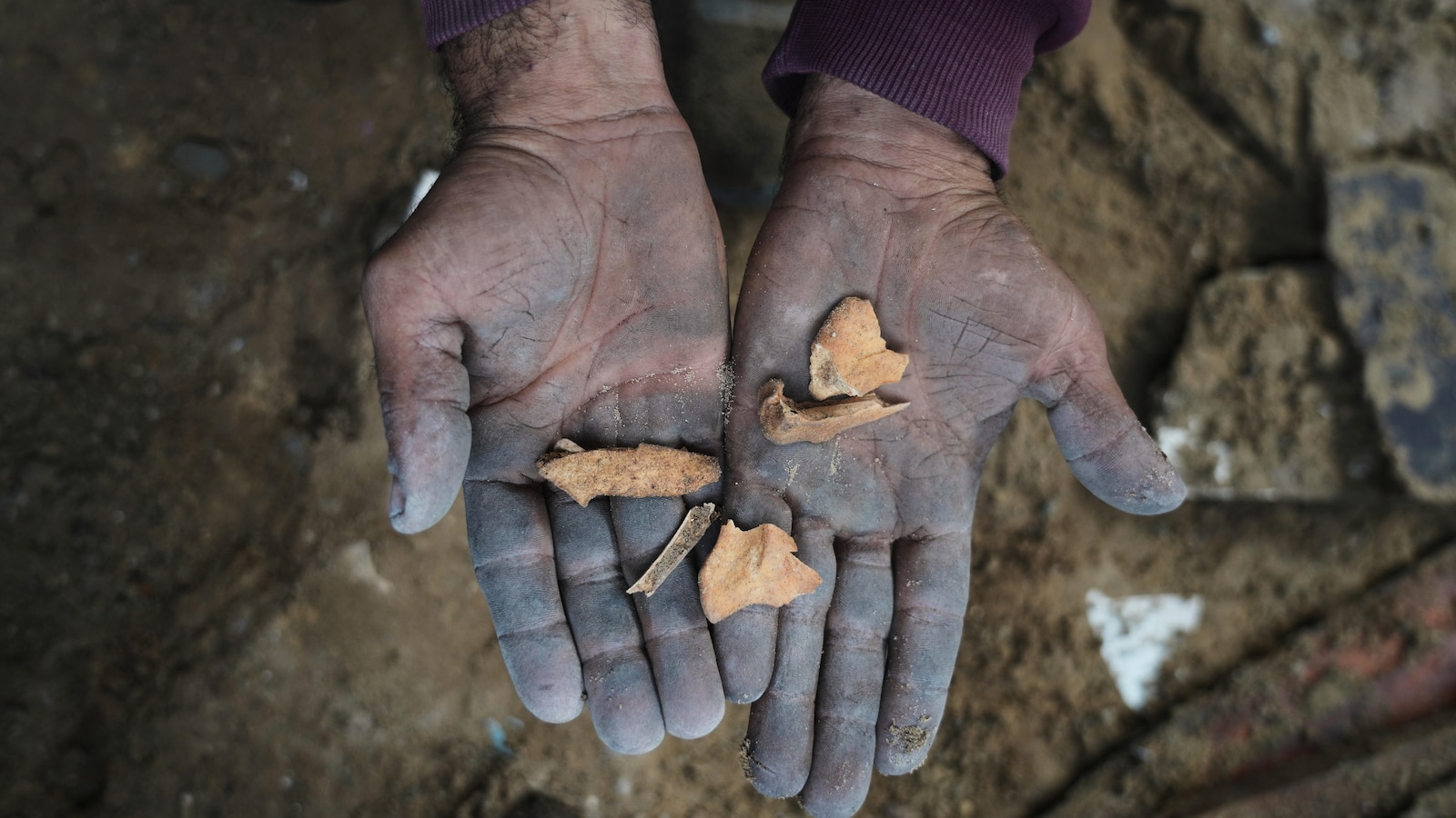 Махмуд Хамад преглежда развалините на дома си в Газа разрушен