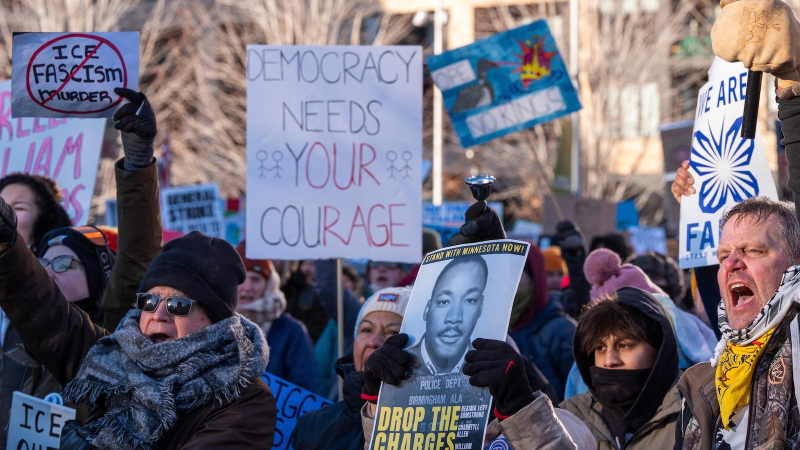 警官がプリティとグッドを侮辱し、警察に殺害された黒人遺族は絶望する