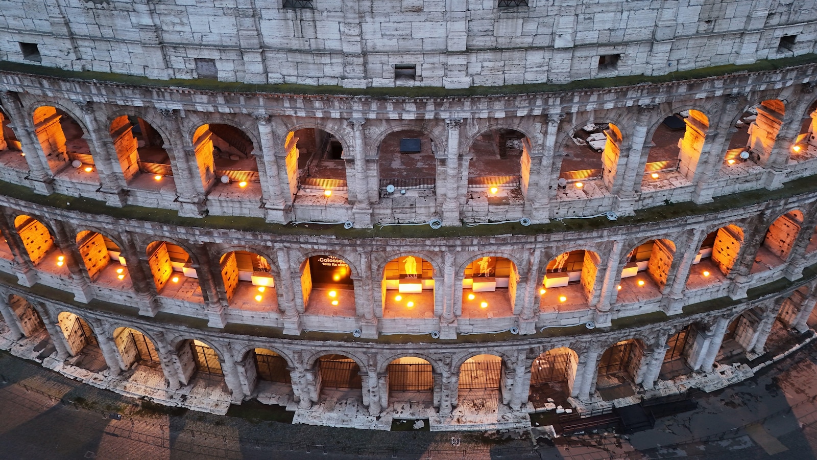 Снимките предлагат зашеметяващи изгледи от въздуха на Римския Колизеум и древния Форум