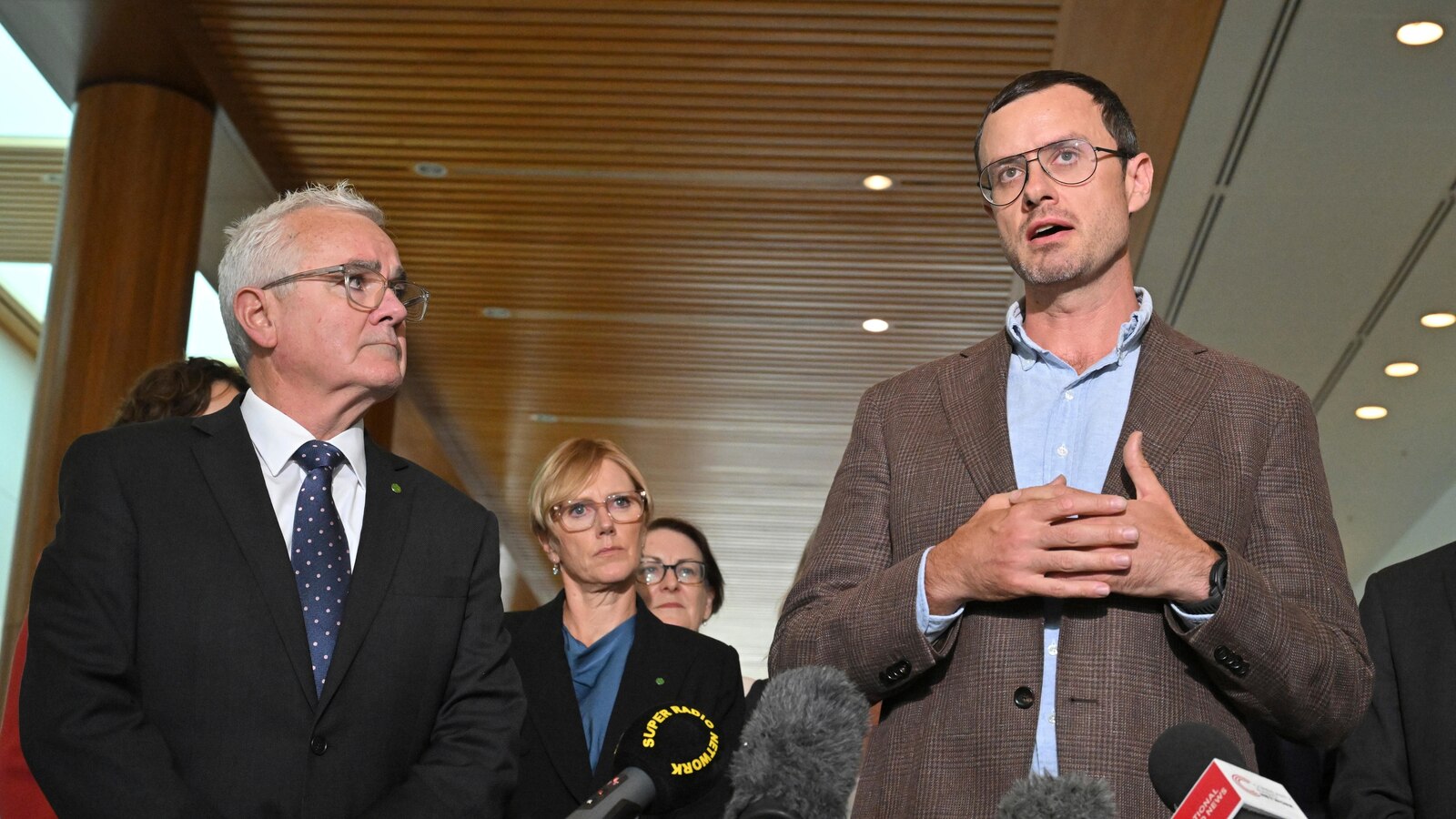 Australian lawmakers approve motion calling for the release of WikiLeaks founder