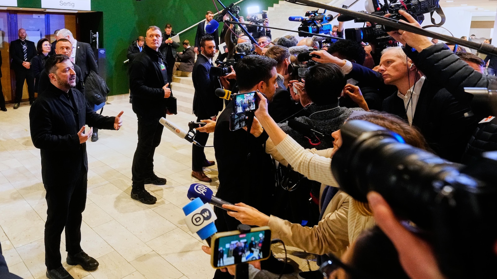 Русия, Украйна и САЩ водят мирни преговори в Абу Даби. Те идват в ключов момент