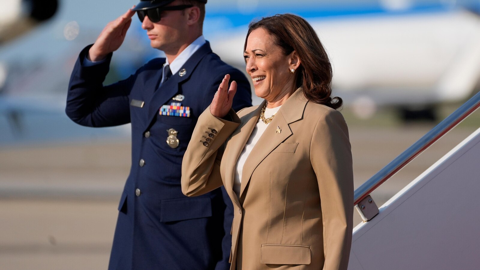 Harris raised $200M in first week of White House campaign and signed up 170,000 volunteers Harris raised $200M in first week of White House campaign and signed up 170,000 volunteers