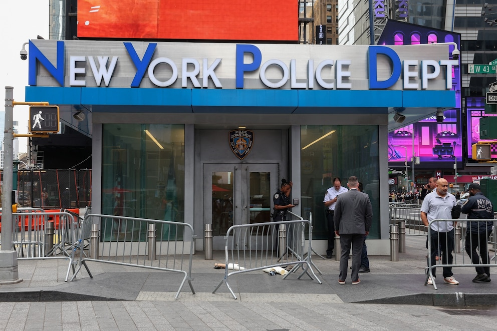 Suspect charged after leaving suspicious package in Times Square ...