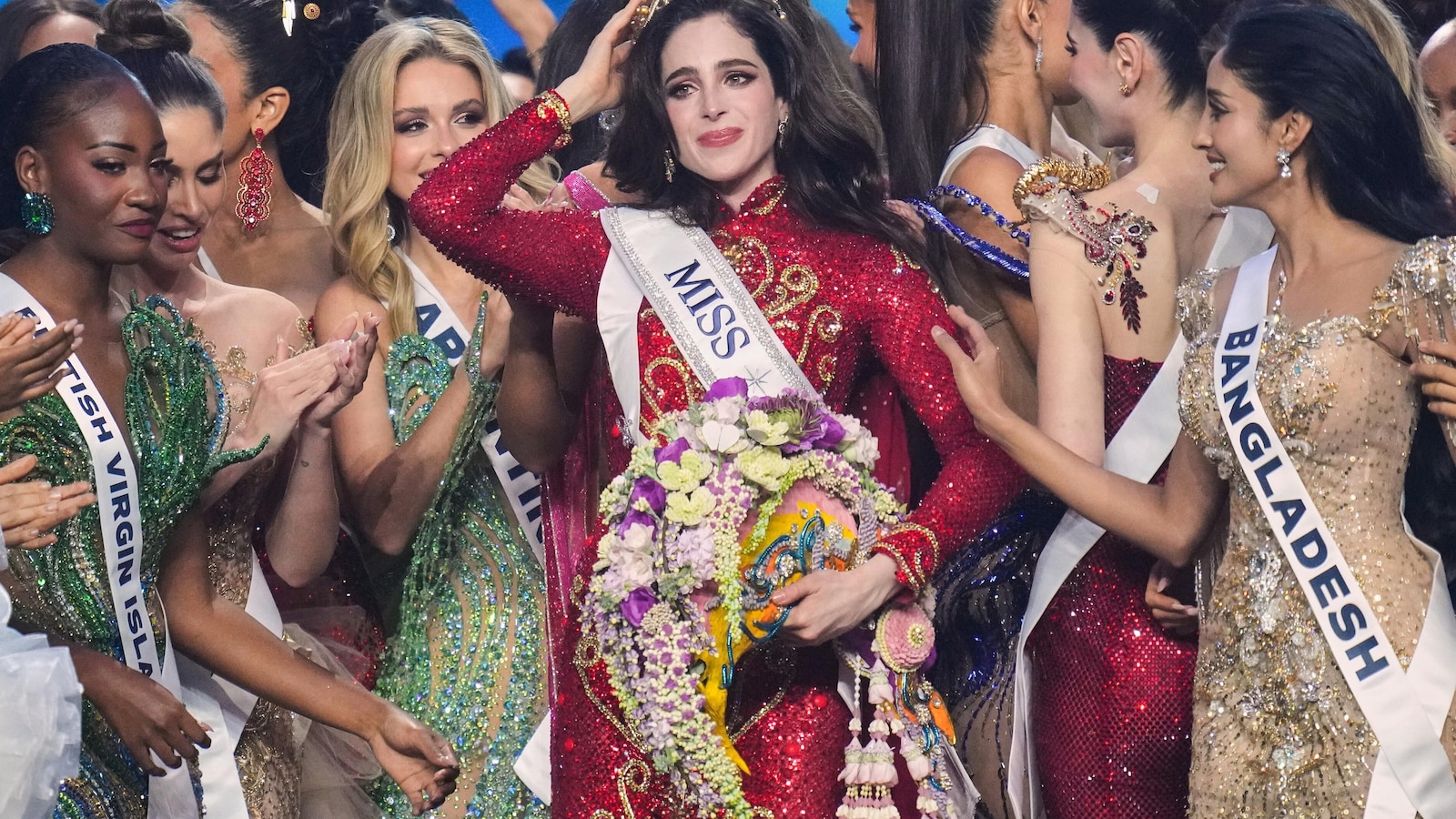 Miss México ganó la corona de Miss Universo en un certamen donde resistió el acoso de un presentador.