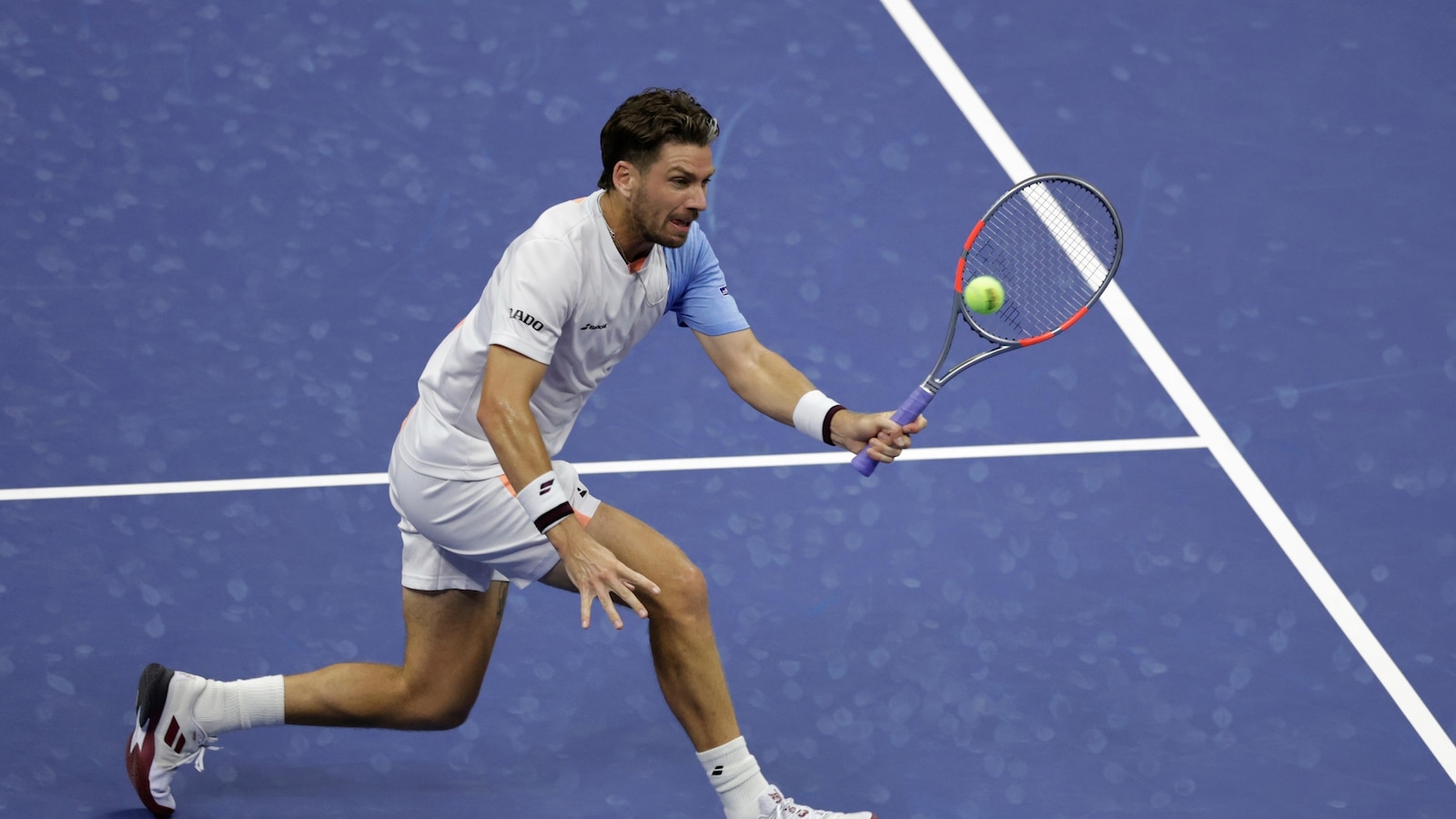 Novak Djokovic shakes off a back problem and reaches the 4th round of the US Open at 38