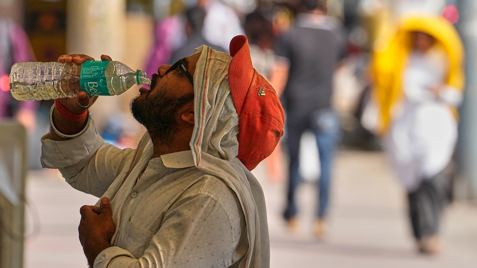 Heat wave empties roads and markets in north India as some farmers turn to nighttime work
