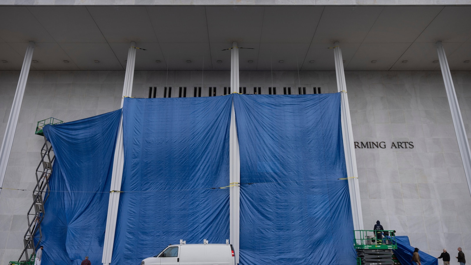 Het Kennedy Center begint te werken om de naam van Trump aan het gebouw toe te voegen