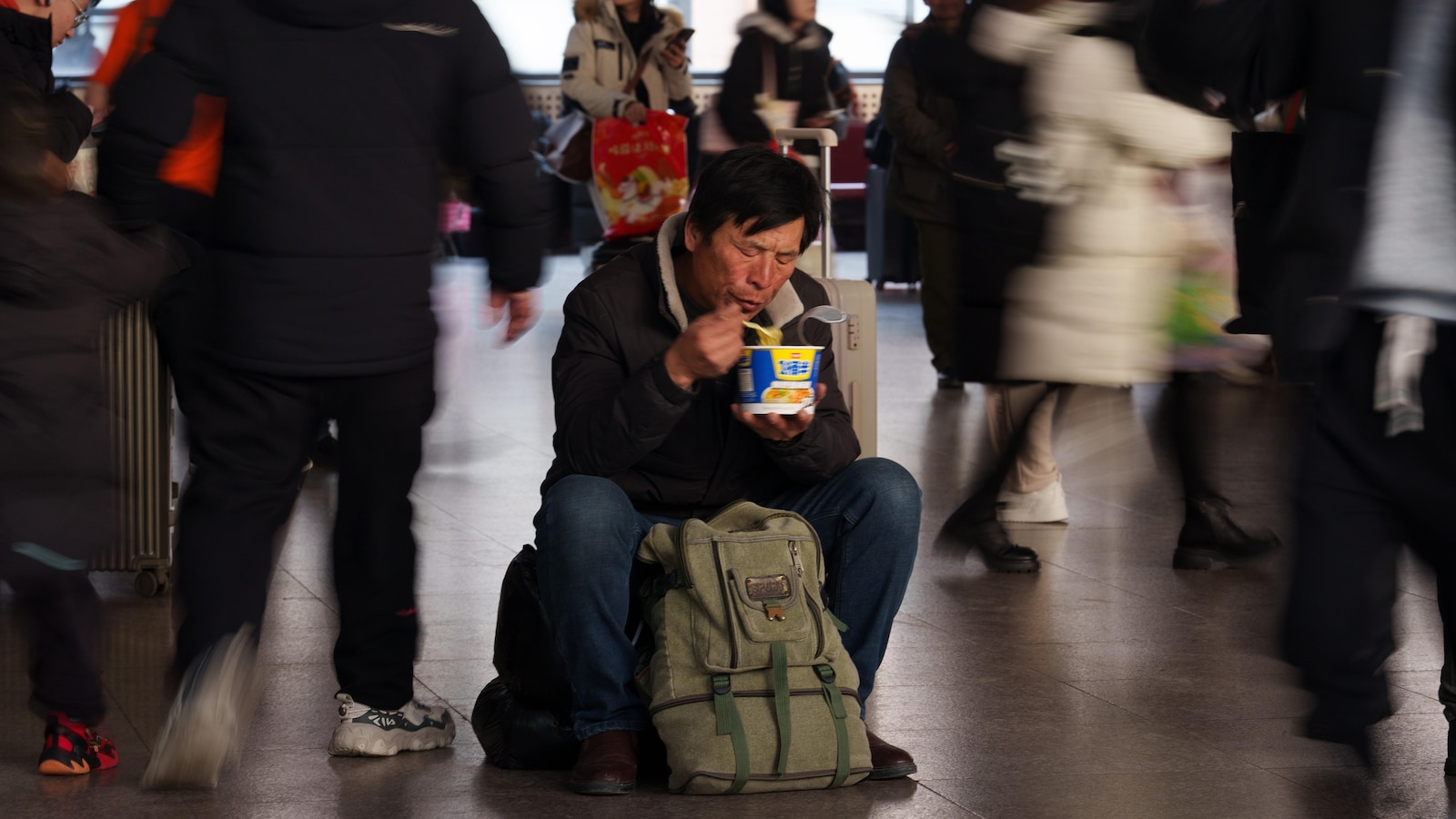 Стотици милиони хора в Китай се отправят към родните си