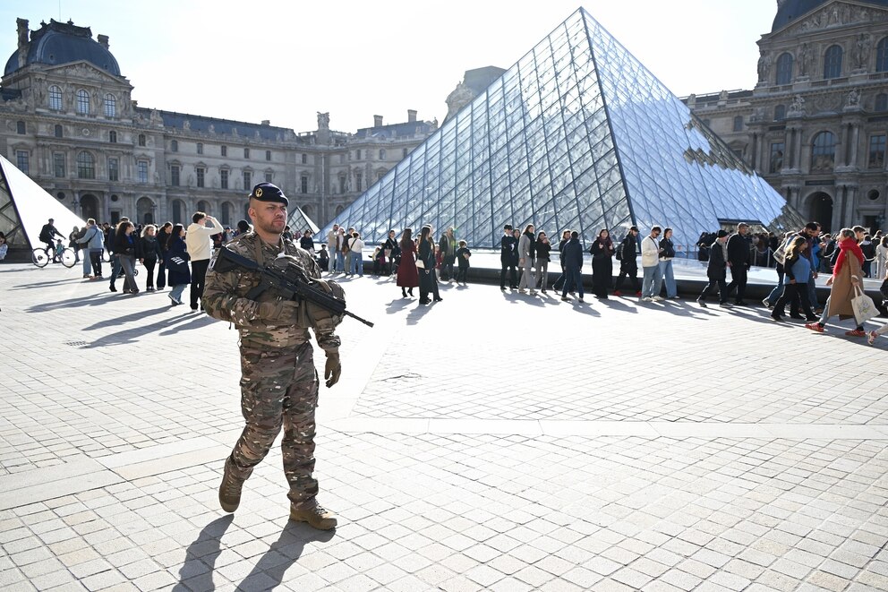 PHOTO: A soldier patrols in courtyard of the Louvre museum, Thursday, Oct. 30, 2025 in Paris.