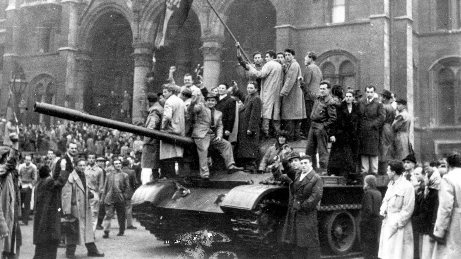 Европейските лидери се събират в Будапеща за годишнина от унгарската революция, докато Унгария възобновява връзките с ЕС
