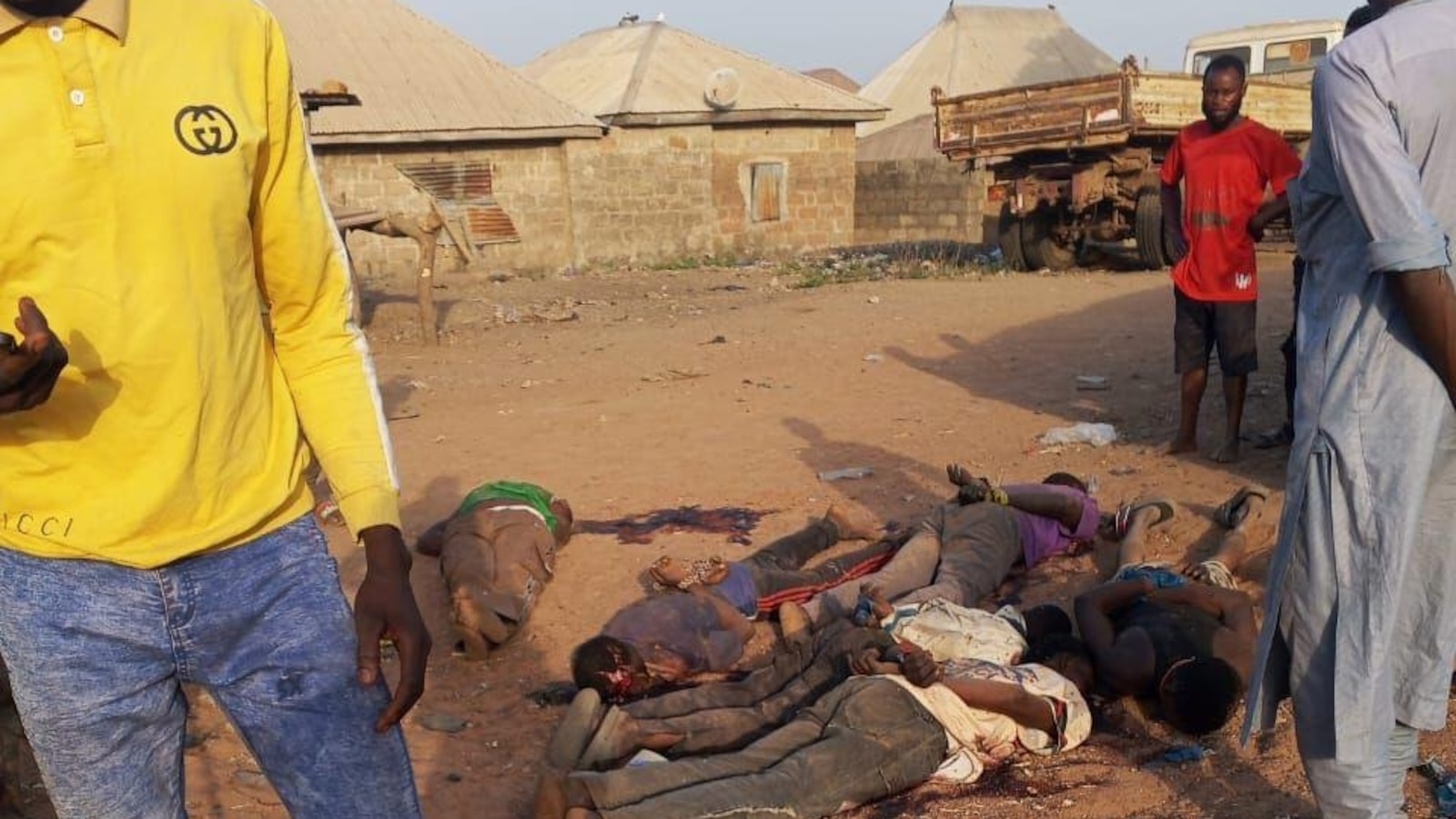 Въоръжени мъже са убили най малко 162 души при атаки