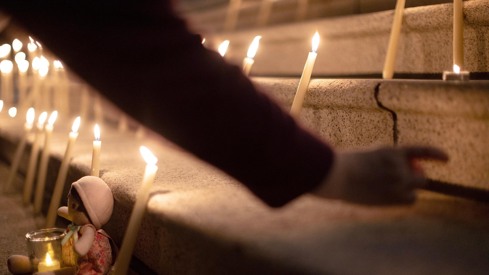 Отдалечената канадска общност в Тъмблър Ридж скърби след масова стрелба