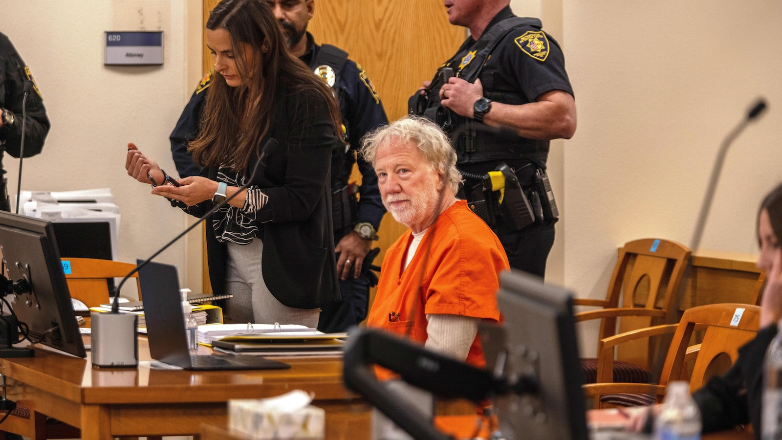 Een rechter uit New Mexico beveelt de vrijlating van acteur Timothy Busfield uit de gevangenis in afwachting van een zaak tegen kindermisbruik Een rechter uit New Mexico beveelt de vrijlating van acteur Timothy Busfield uit de gevangenis in afwachting van een zaak tegen kindermisbruik
