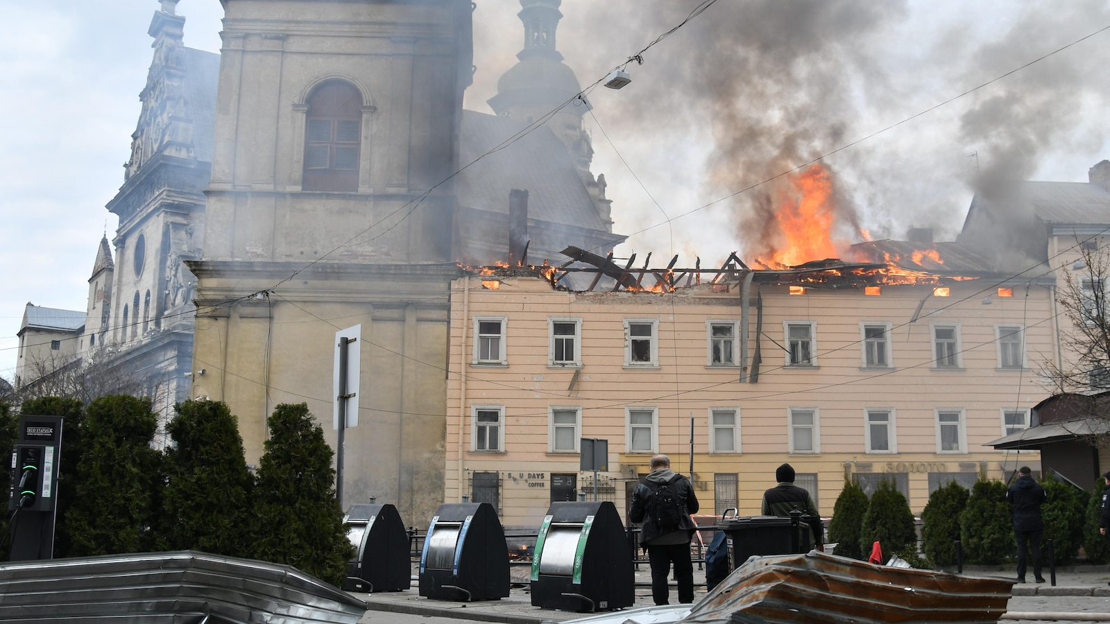 وتقول روسيا إنها أسقطت ما يقرب من 400 طائرة بدون طيار أوكرانية في هجوم على موسكو وكييف