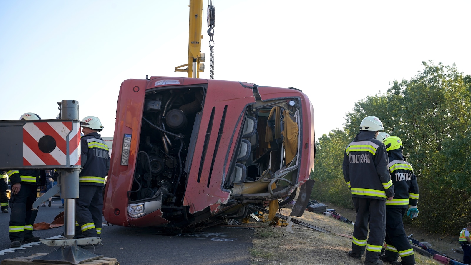 Автобусна катастрофа в Унгария уби 12 души, рани поне 10 други