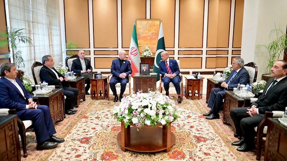 PHOTO: Iran war peace talks in Pakistan.