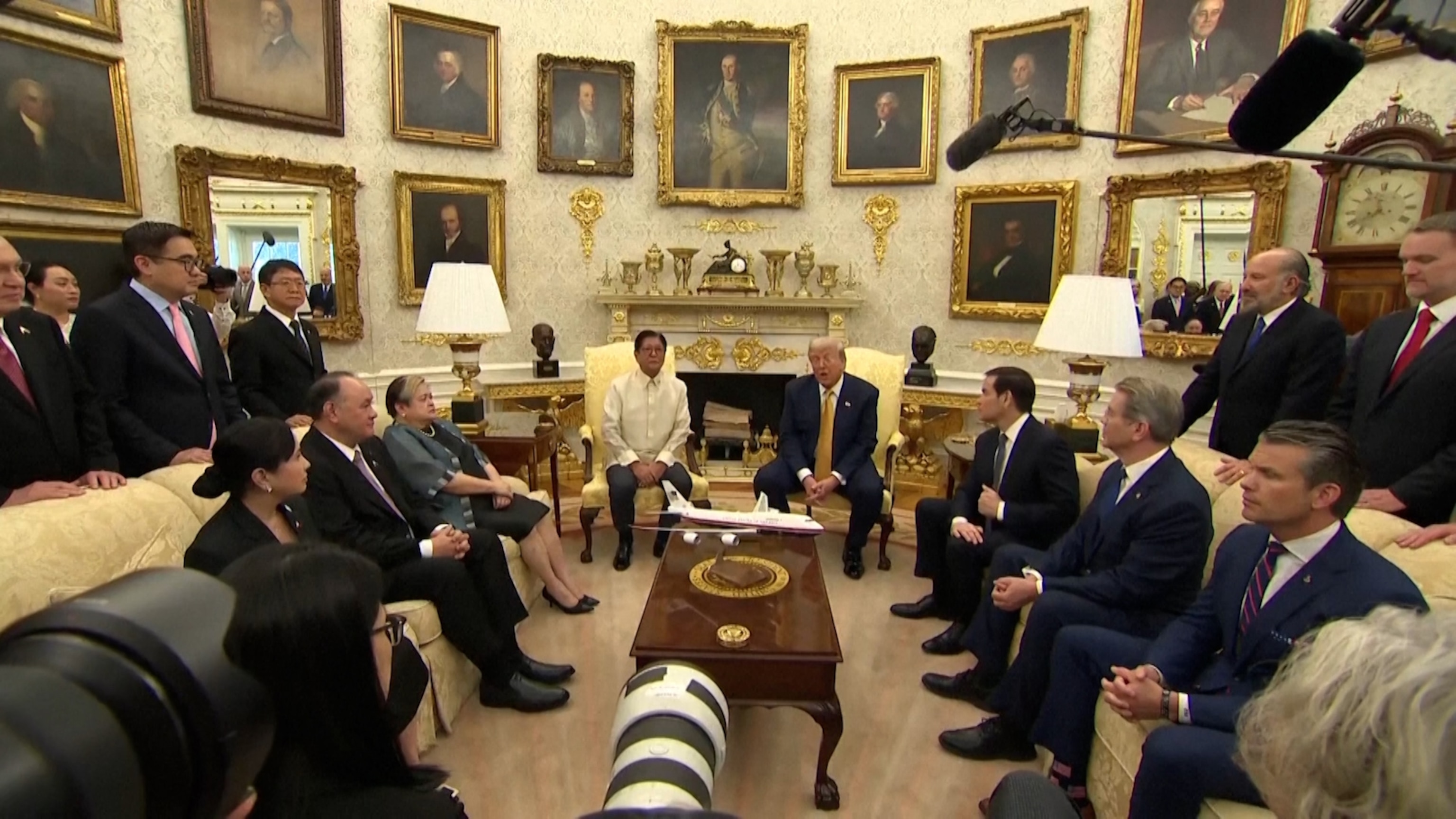 Trump accuses Obama of 'treason' in the Oval Office - ABC News, image size:3072x1728