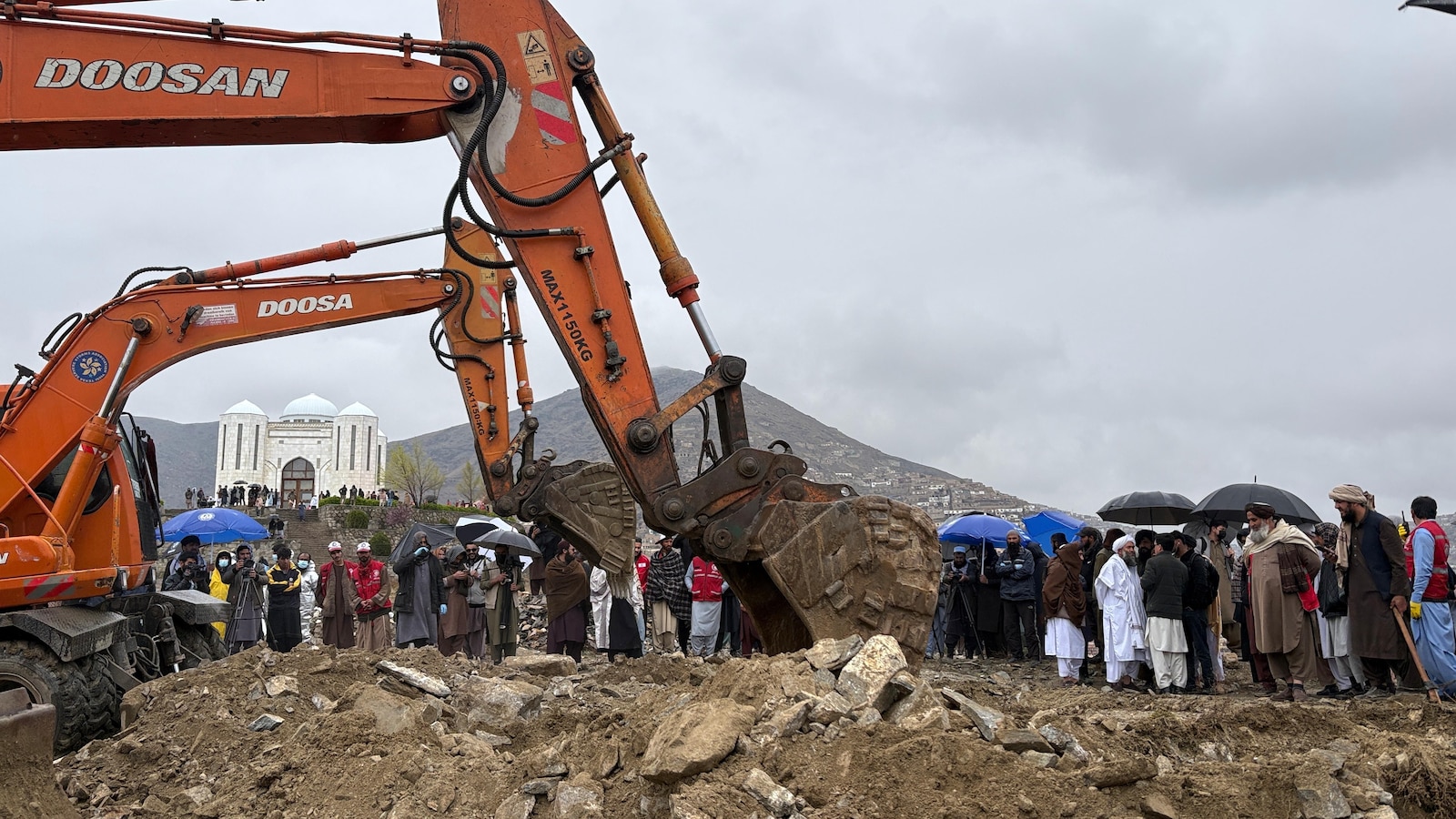 أفغانستان تقيم جنازات جماعية في كابول لضحايا الهجوم على المستشفى الذي ألقي باللوم فيه على باكستان