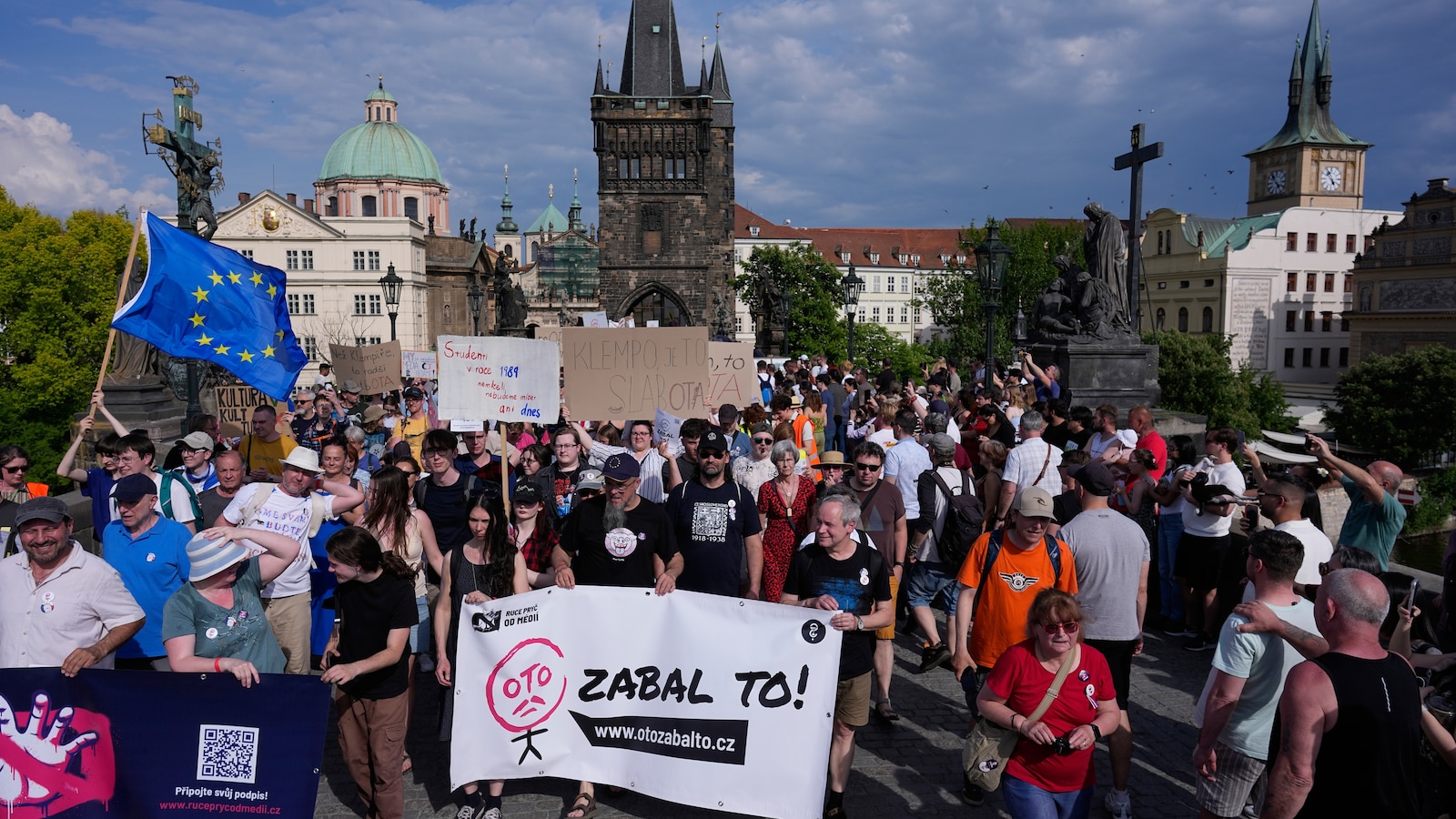 Чехи се протестират срещу правителствен план за преразглеждане на финансирането на обществените радио- и телевизионни оператори