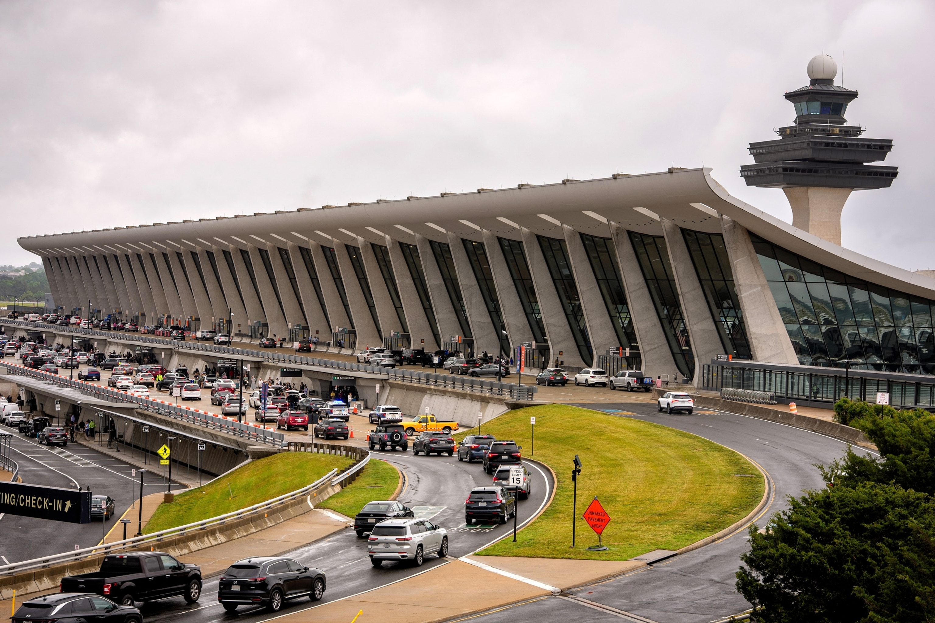 Juez determina que mujer embarazada detenida y su hijo no pueden pasar otra noche en el Aeropuerto de Dulles